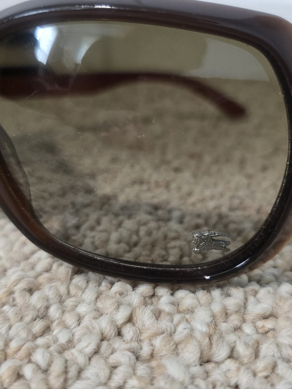Burberry-b4013 Sunglasses With Metal Logo And Case - Picture 8 of 8